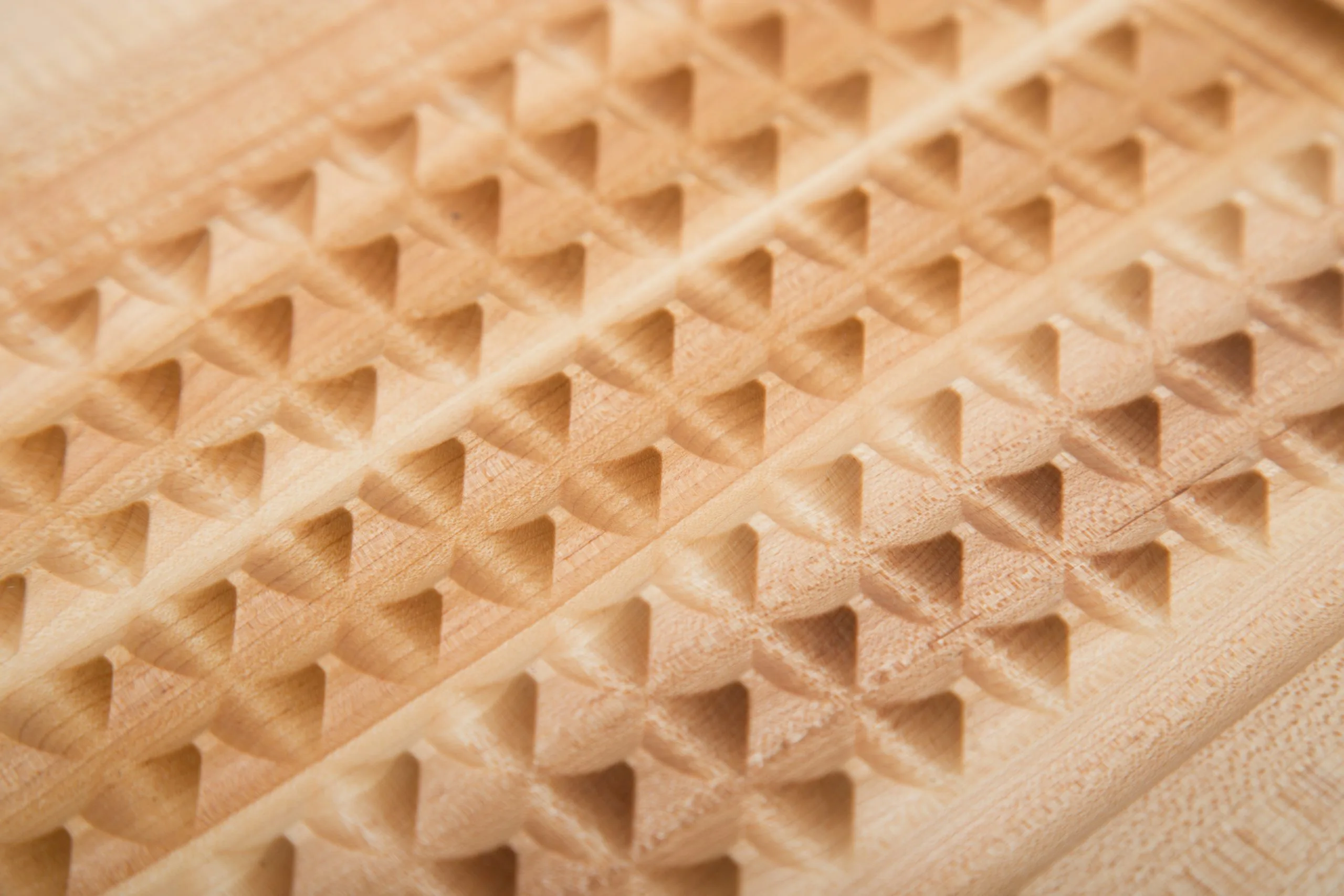 Pro Chef Hard Maple Tranchierbrett mit Saftrille, Pyramidenstruktur, Edelstahlauffangschale; beidseitig einsetzbar 12