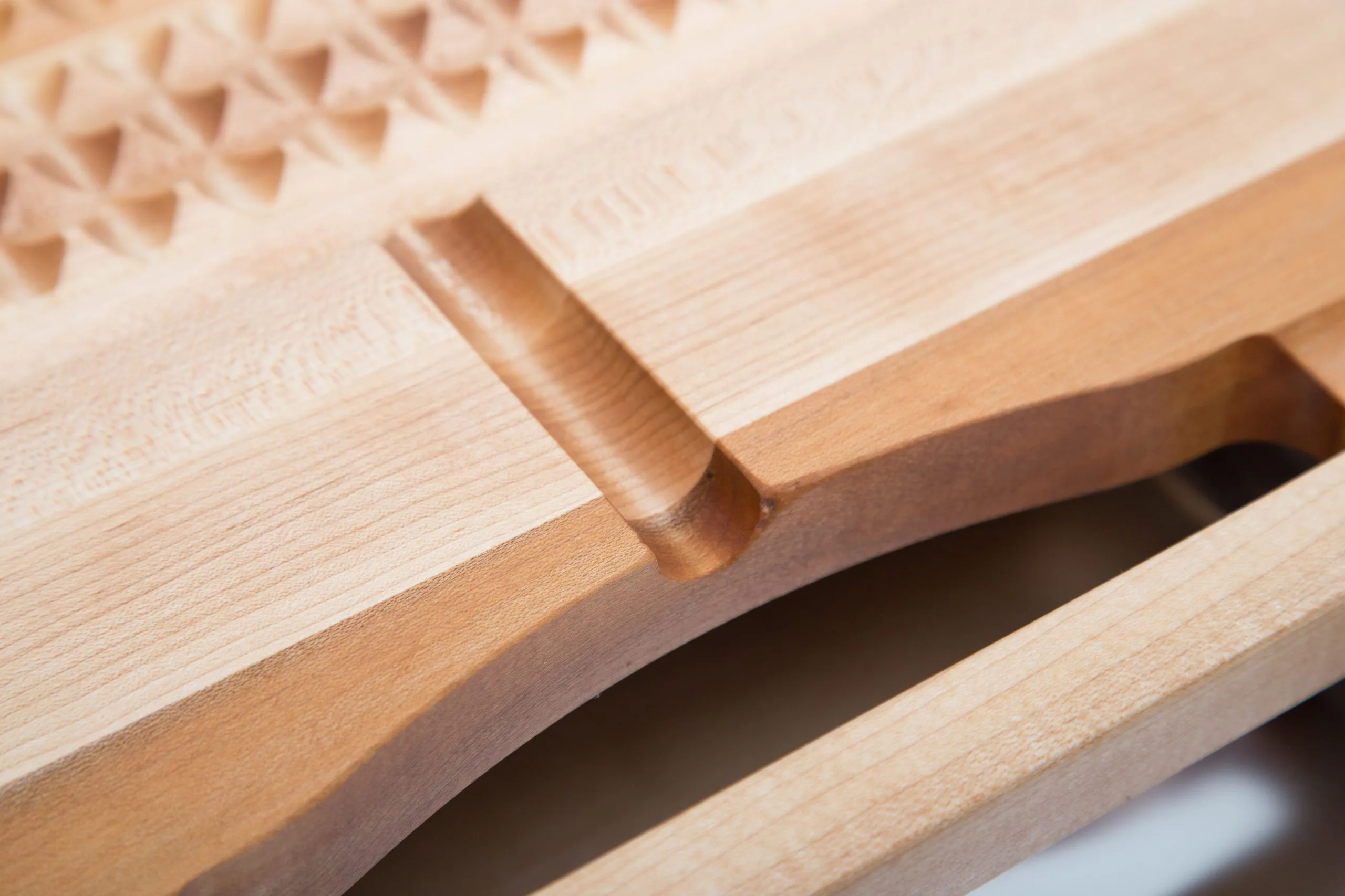 Pro Chef Hard Maple Tranchierbrett mit Saftrille, Pyramidenstruktur, Edelstahlauffangschale; beidseitig einsetzbar 8