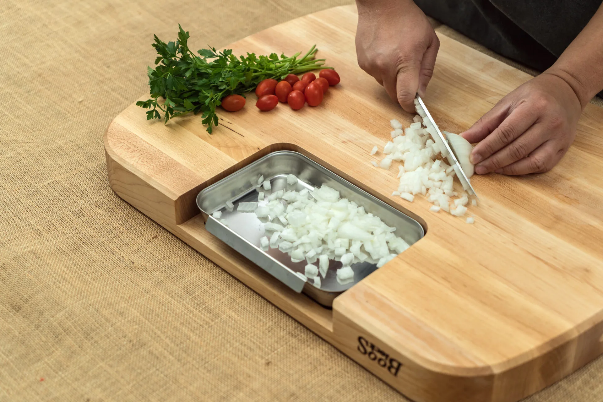Pro Chef Hard Maple Tranchierbrett mit Saftrille, Pyramidenstruktur, Edelstahlauffangschale; beidseitig einsetzbar 18