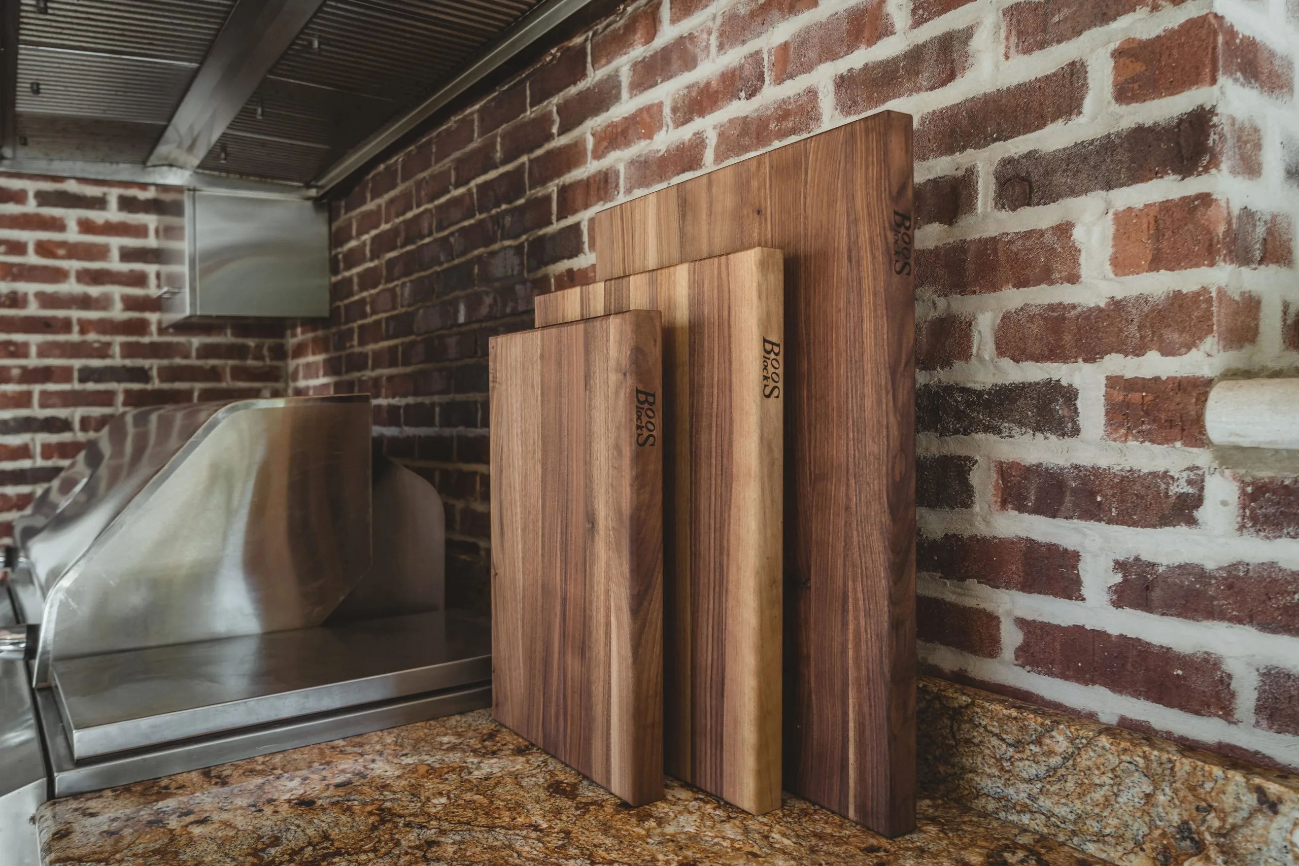 Pro Chef Black Walnut Schneidebrett mit Griffmulden; beidseitig einsetzbar 10 Pro Chef Black Walnut skärbräda med infällda grepp; kan användas på båda sidor 9