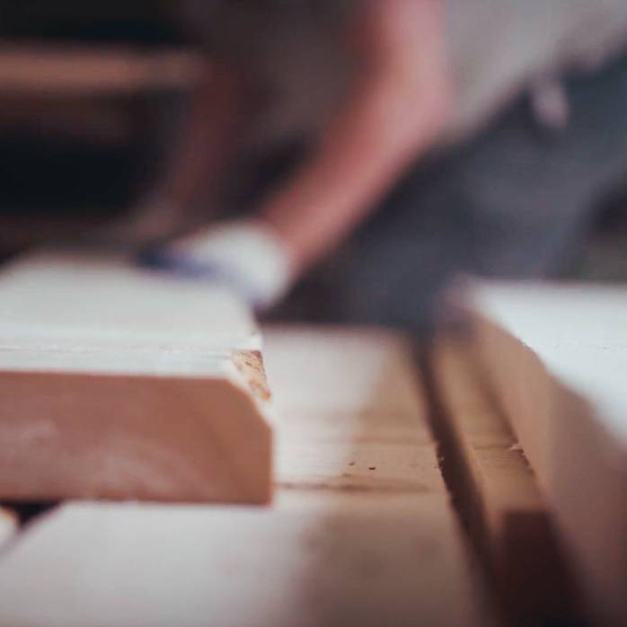 4DD Production Process Lifting Lumber on Saw Belt 3