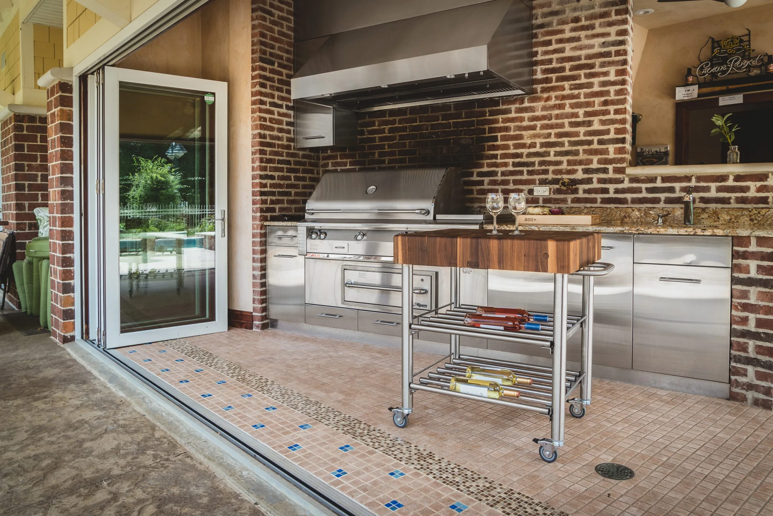 Cucina Kitchen & Wine Servierwagen mit Stirnholz-Arbeitsplatte aus Black Walnut und Edelstahlbasis mit 2 Ablagen, Handtuchhalter; feststellbare Rollen; 9