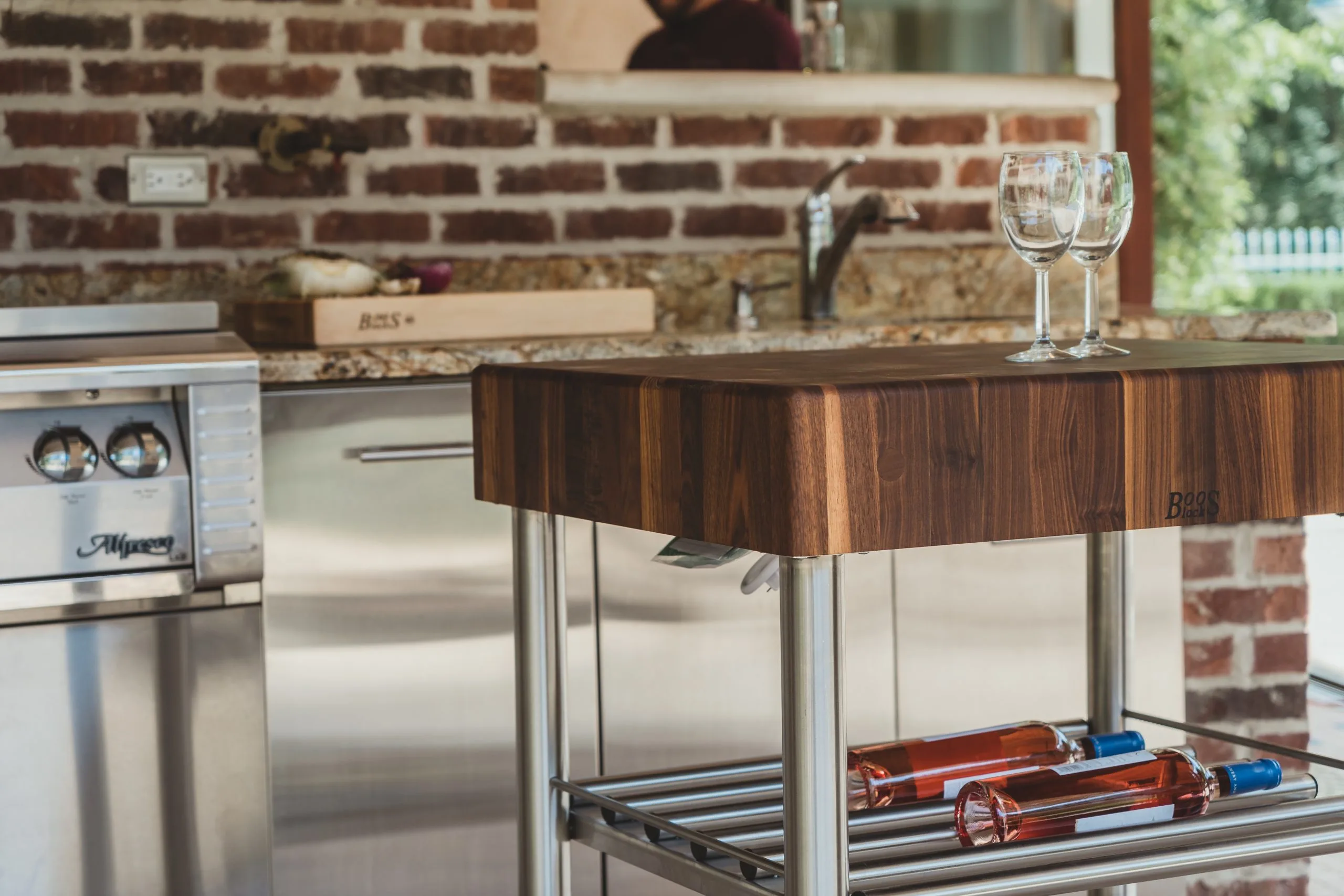 Cucina Kitchen & Wine Servierwagen mit Stirnholz-Arbeitsplatte aus Black Walnut und Edelstahlbasis mit 2 Ablagen, Handtuchhalter; feststellbare Rollen; 11